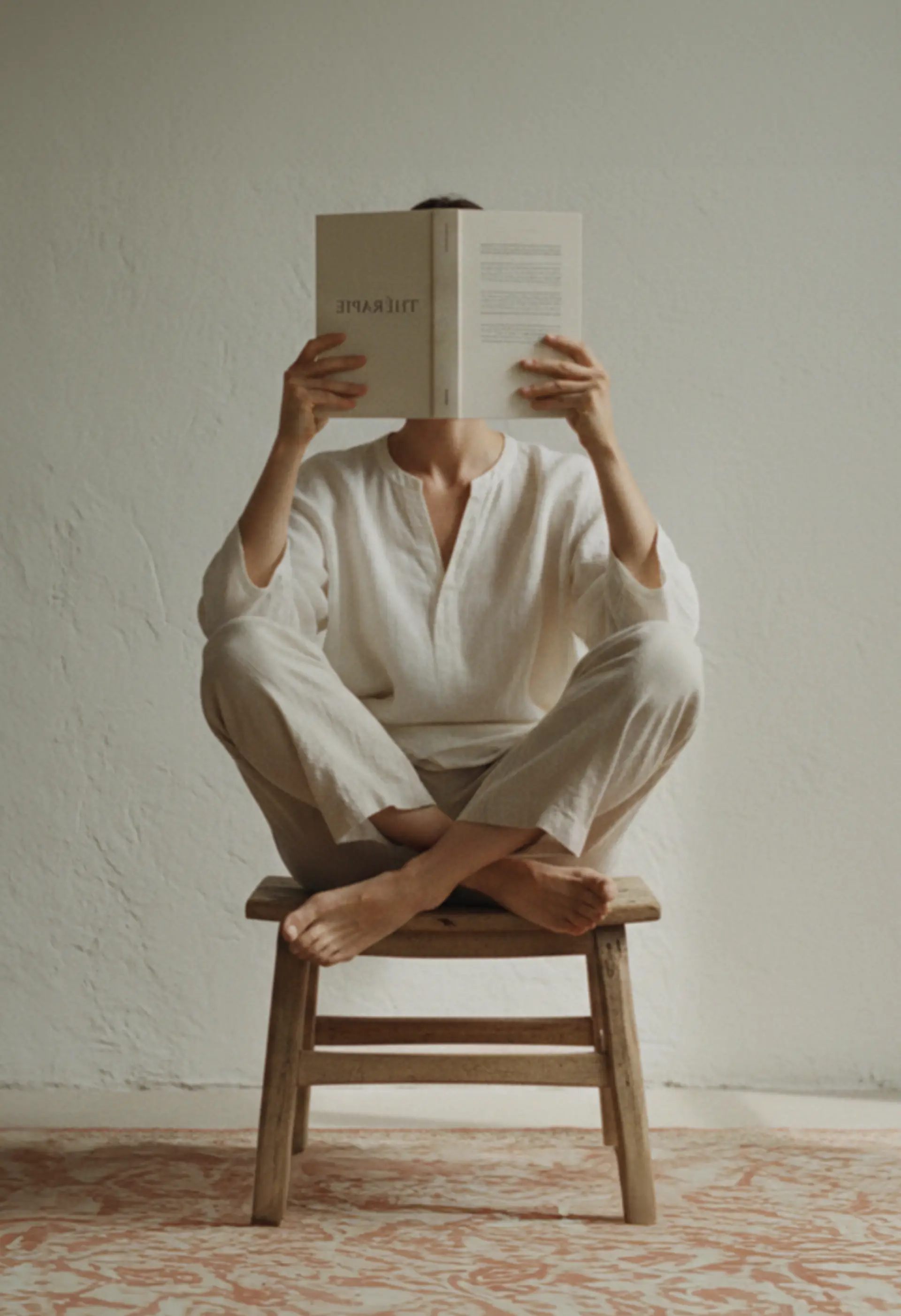 Personne assise lisant un livre